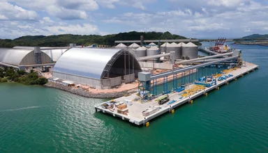 Construção de terminal para navios com retroárea
