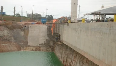 Construção de cais dinamarquês com estacas secantes
