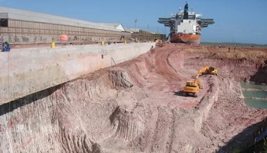 Construção de cais dinamarquês com estacas secantes