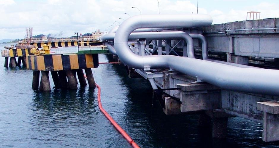 Instalación de Barreras de Contención Flotantes de Petróleo